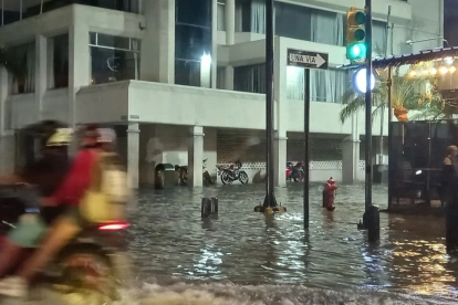 La intersección de Víctor Emilio Estrada y Costanera, en Urdesa central, fue una de las zonas donde se inundó tras la lluvia del 18 de abril.