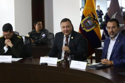 El exministro del Interior, Juan Zapata, aparece como uno de los posibles precandidatos para la Alcaldía de Quito, junto con el actual burgomaestre, Pabel Muñoz (d).