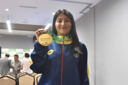 La marchista ecuatoriana Paula Torres muestra la medalla de oro que ganó en la maratón del Mundial por Equipos en Brasil.
