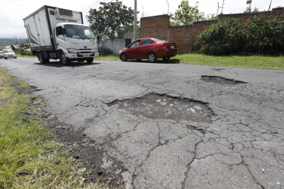 El conector de Alpachaca, que lleva al aeropuerto de Quito, en Tababela, presenta baches. A diario los conductores deben esquivarlos.