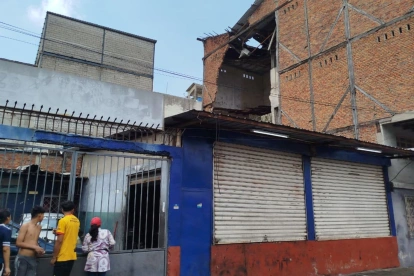 La pared colapsó en una vivienda, de construcción mixta, en Febres Cordero entre Villavicencio y Guaranda.