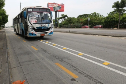 La segregación de la nueva ciclovía no impide que los conductores de buses, camiones y automóviles invadan el carril exclusivo.
