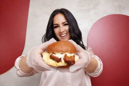 Con su hamburguesa La Manaba que ha resultado ganadora en ferias gastronómicas.