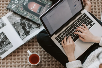 Imagen referencial. Columnista escribiendo sobre temas relevantes.