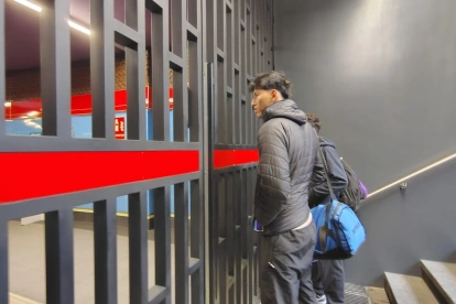 Usuarios que llegaron a la estación El Ejido se encontraron con las puertas cerradas.