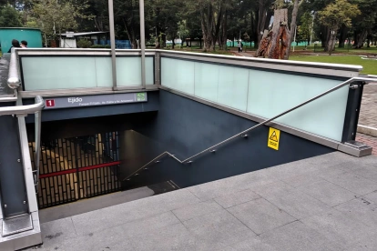 Las puertas de la estación El Ejido permanecen cerradas. Un guardia informa a los usuarios que no hay servicio.