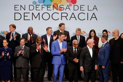 Mandatarios y representantes internacionales posaron en la cumbre que busca fortalecer la defensa democrática.