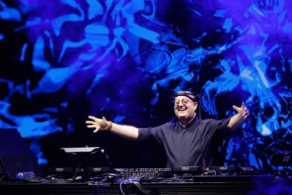 El sacerdote Guilherme Peixoto rindió homenaje al Papa con música en Plaza de Mayo.