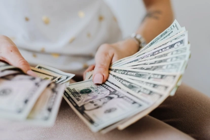 El Código de Trabajo establece que las horas laboradas en días de descanso obligatorio se consideran extraordinarias y deben pagarse con un recargo del 100 %.