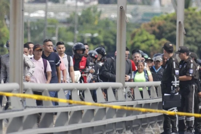 Cierre obligó a personas a cruzar a pie para llegar a sus trabajos en Durán.