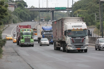 El transporte pesado circulando por la perimetral en Guayaquil.