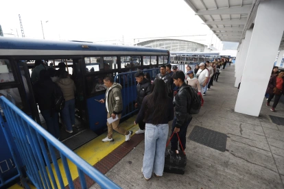 Miles de usuarios optaron por abordar otros sistemas de transporte en Quito.