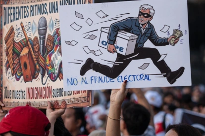 Personas sostienen carteles en la “Gran Marcha Defendamos la democracia”, en Lima (Perú).
