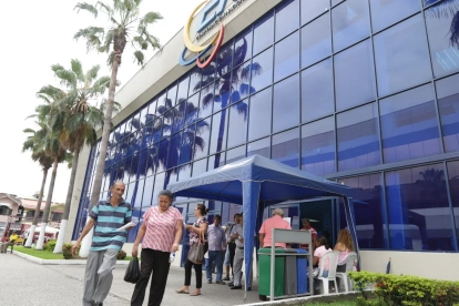 Personas acuden a pagar la planilla de luz.