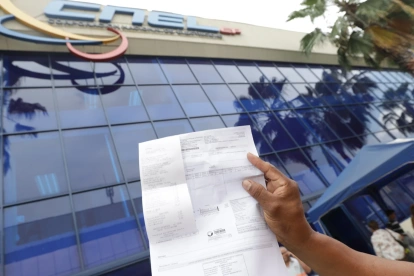 Una persona reclama alza en la planilla de luz.