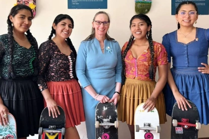 Las cholitas skaters desafían estereotipos mezclando tradición y deporte urbano.