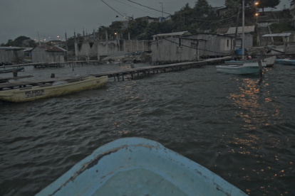 Las imágenes acompañan el trayecto por el río y registran los vestigios de lo que alguna vez fue el muelle y las viviendas que se asentaban junto a la ribera.