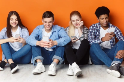TikTok, Instagram y Snapchat dominan el tiempo digital de los adolescentes, según Pew Research Center.