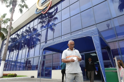 Un ciudadano acude a Cnel para reclamar por el alza en su planilla de luz.