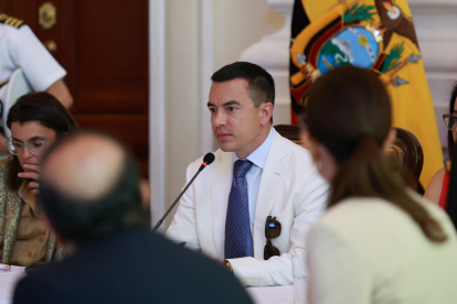 El presidente Daniel Noboa, en una reunión con el gabinete ministerial.