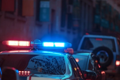 Autoridades realizan controles durante el toque de queda en zonas definidas del país.