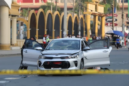En este automóvil se movilizaba el empleado de uno de los puertos de Guayaquil, que fue atacado en la avenida 25 de Julio.