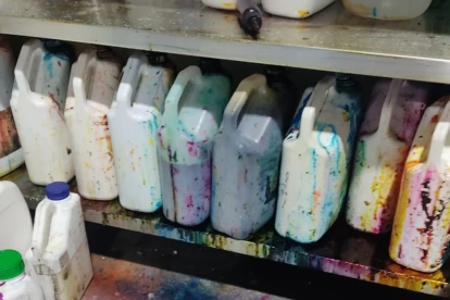 Agentes de la Arcsa clausuraron un laboratorio de cosméticos en Quito, tras detectar graves fallas de higiene.