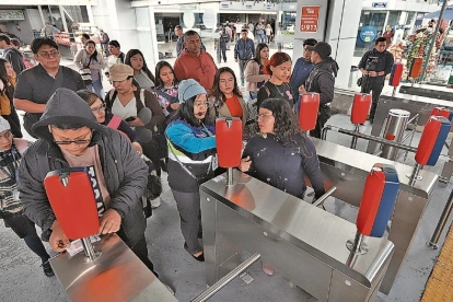 Pasajeros. Por la paralización, los usuarios optaron por tomar el Trole y Ecovía. En la mañana había largas filas.