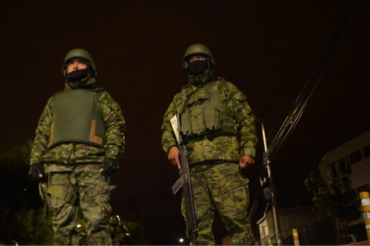 El Código Orgánico Integral Penal (COIP) establece en su artículo 282 que el incumplimiento de decisiones legítimas de la autoridad constituye un delito.