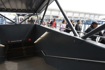 1. Transporte. Desde la madrugada del lunes 20 de abril de 2026, las 15 estaciones del Metro amanecieron cerradas. Usuarios criticaron la falta de información.