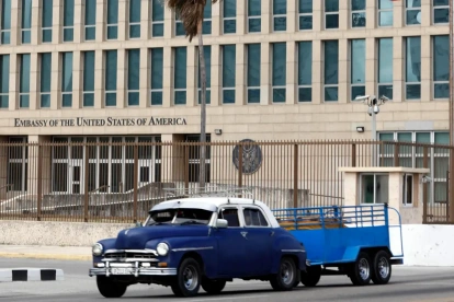 Un vehículo transita frente al edificio de la Embajada de Estados Unidos en Cuba este 20 de abril de 2026, en La Habana (Cuba).