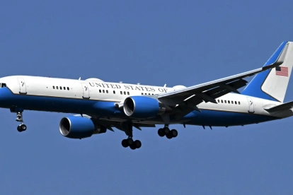 Un avión del gobierno estadounidense se prepara para aterrizar en la base aérea de Nur Khan en Rawalpindi, Pakistán, el 20 de abril de 2026.