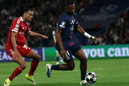 Willian Pacho (d) con el PSG buscan revalidar la corona de la Champions League.