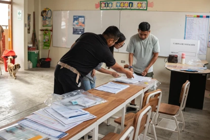 Personas en mesa de votaciones en el distrito de Lurín (Perú).