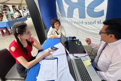 Contribuyentes reciben asesoramiento de técnicos del SRI.