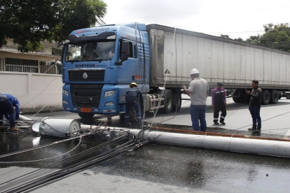 El vehículo pesado se enredó en los cables lo que provocó que el poste se desprendiera de la acera y se cayera en la calzada.