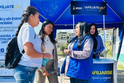 Personas reciben charla sobre la importacia de la afiliación al IESS.