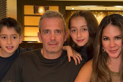 Denisse Molina con su esposo e hijos.