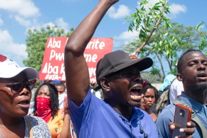 Trabajadores de fábricas textiles participan en una manifestación para exigir un aumento del salario mínimo en Puerto Príncipe (Haití).