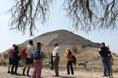 Personas observan la zona arqueológica de Teotihuacán este martes, 21 de abril de 2026, en San Juan Teotihuacán (México).