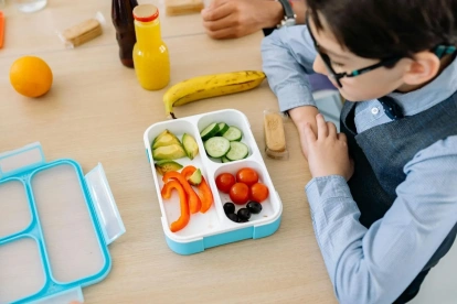 La combinación adecuada de carbohidratos, proteínas y grasas saludables convierte a la lonchera en una herramienta esencial para el desarrollo físico y cognitivo.