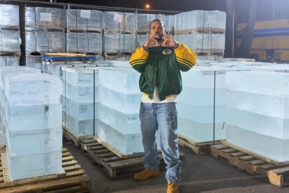 Drake en Toronto junto a la estructura de hielo gigante.