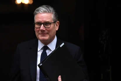 El primer ministro británico, Keir Starmer, sale de su residencia en el número 10 de Downing Street en Londres, Gran Bretaña, el 20 de abril de 2026.