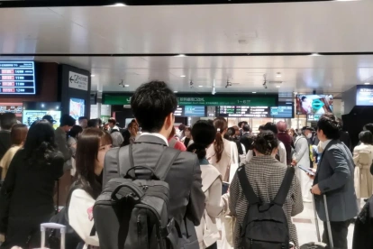 Gente a la espera en la estación de Sendai, noreste de Japón.