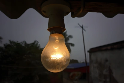 Crisis eléctrica en Ecuador evidencia fallas en el sistema energético.