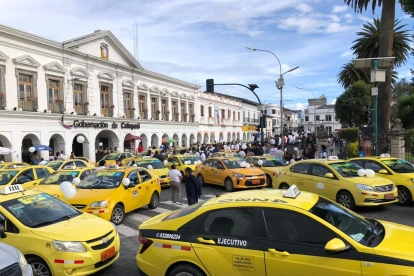 La marcha recorrió las principales calles de Latacunga y se concentraron en la Gobernación
