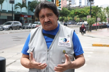 César Cárdenas, director ejecutivo del Observatorio Ciudadano de Servicios Públicos, cuestiona la privatización del agua en Guayaquil y señala que la concesión con Interagua debe ser revisada bajo nuevas condiciones de competencia.