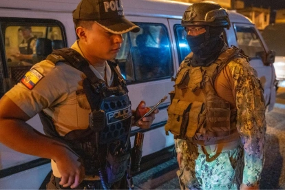 Toque de queda reduce homicidios nocturnos en Ecuador, pero crimen se desplaza a otros horarios y zonas.