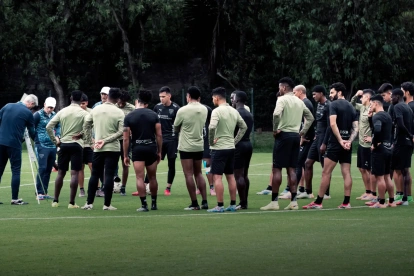 El entrenador Tiago Nunes (i) dejó listo el equipo para el Superclásico capitalino.