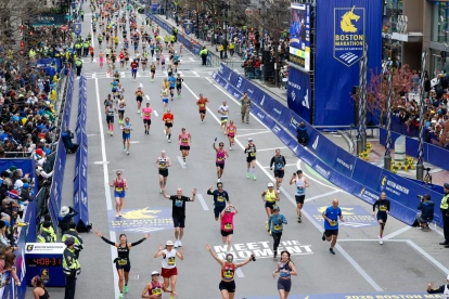 La fuerza del deporte se reflejó en la ayuda mutua entre atletas.
